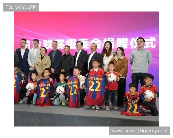 老一代足球巨星齐聚一堂共同合影见证传奇时刻